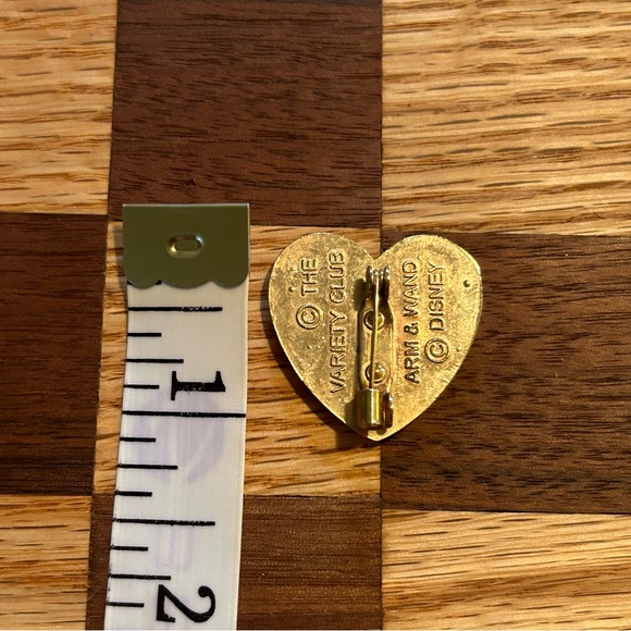 Vintage - Variety Club Disney -  Mickey Mouse Arm and Wand Heart Pin - Picture 7 of 7